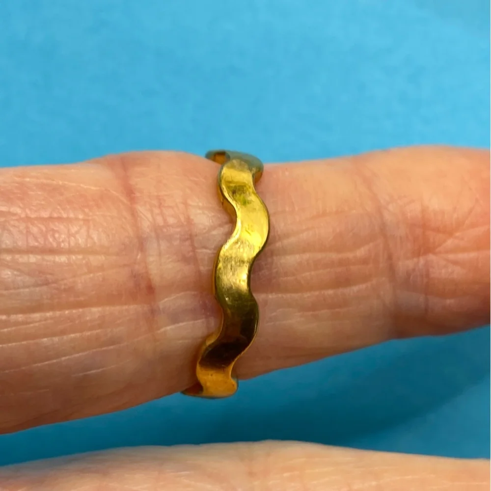 AVON Goldtone Wavy Ring Size 7 Vintage